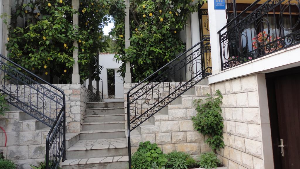 Guesthouse Apartment Bozica Бол Экстерьер фото