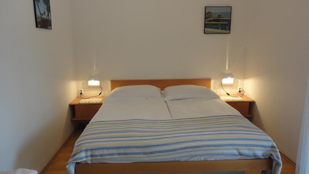 Guesthouse Apartment Bozica Бол Экстерьер фото